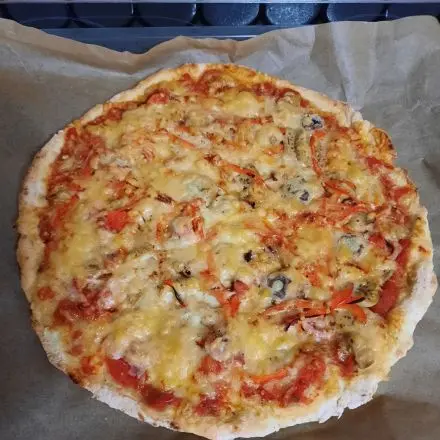 Pizza mit Sardellen und Paprika