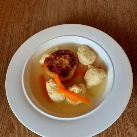 Grießklößchensuppe mit Baguette