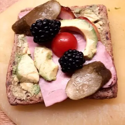 Avocadotoast mit Brombeeren