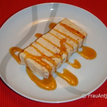 Cantuccini-Parfait mit Zimtsirup