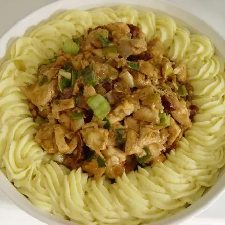 Ragout vom Riesenbovist im Kartoffelrand