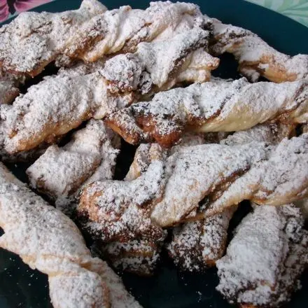 Blätterteig-Walnuss-Schrauben