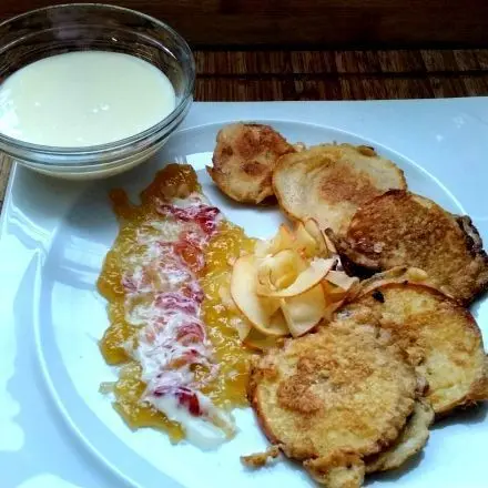 Apfelscheiben im Teigmantel mit Vanillesoße