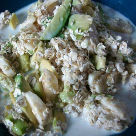 Haferflockenmüsli mit Banane und Avocado