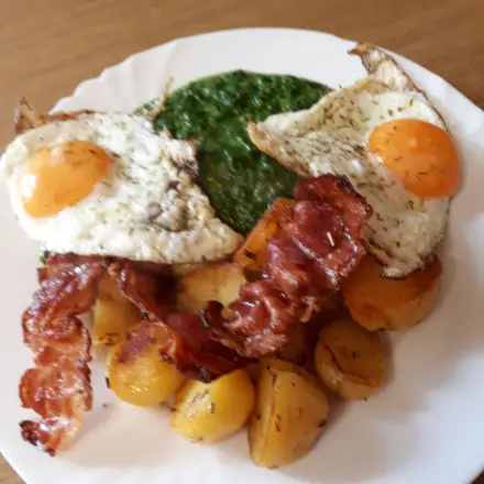 Bratkartoffeln mit Speck, Ei und Spinat