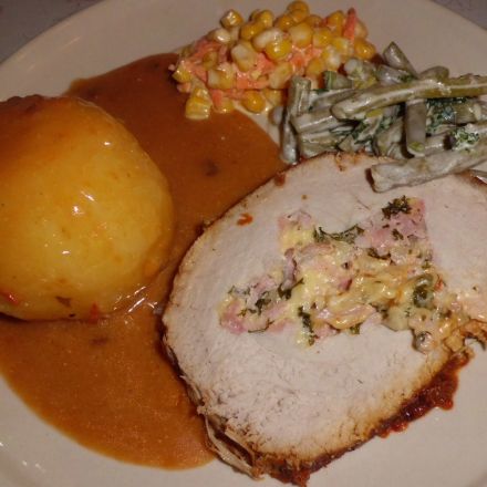 Herzhaft gefüllter Lachsbraten