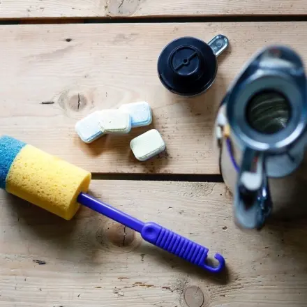 Tee- und Kaffeereste in Thermoskannen entfernen