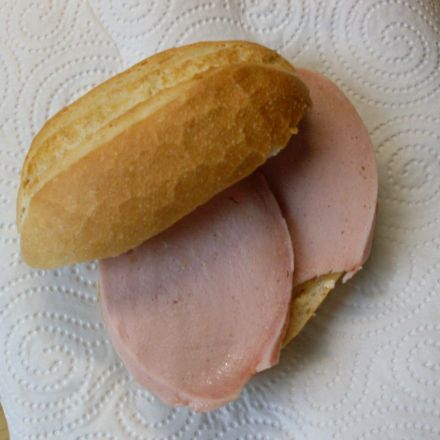 Warme Fleischwurst auf frischen Brötchen