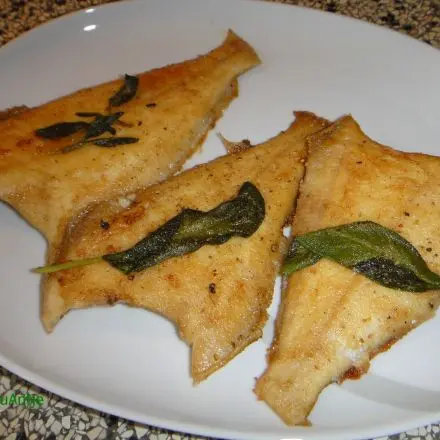 Plattfisch in Salbeibutter gebraten