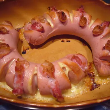 Fleischwurst mit rohem Schinken und Käse überbacken