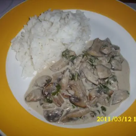 Gebratene Pilze in saurer Sahne