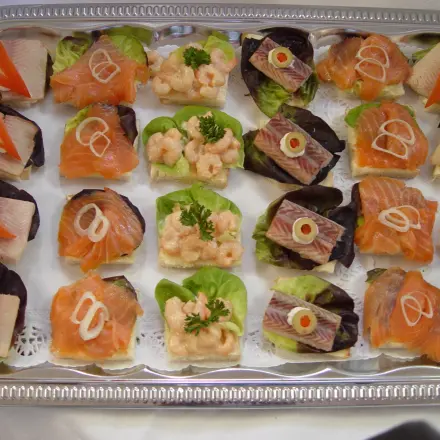 Kalte Platten: Canapes mit Fisch