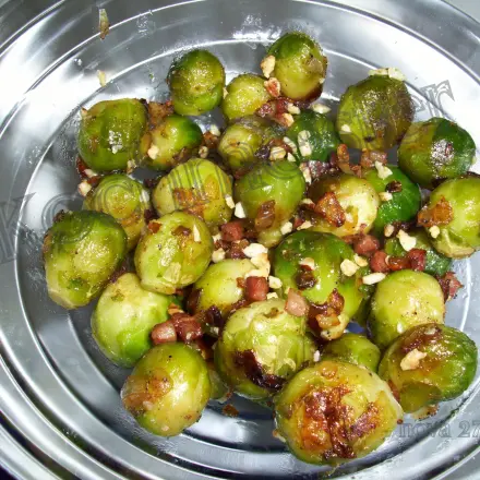 Gebratener Rosenkohl mit Schinken und Haselnüssen