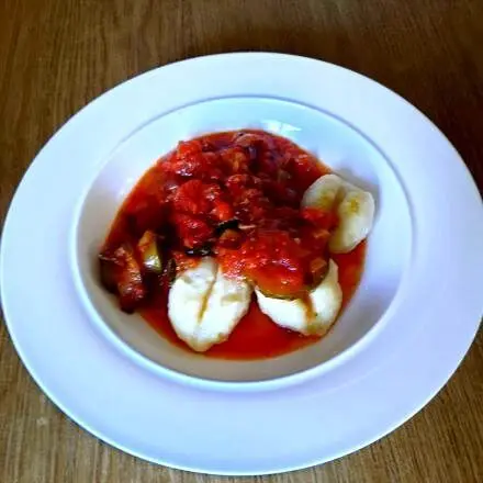 Gnocchi mit Zucchini und Tomatensoße