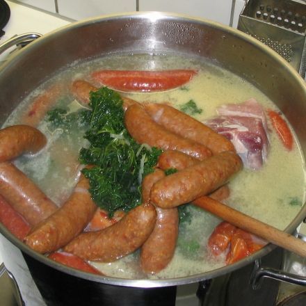 Grünkohl mit Pinkel und Hamburger süßen Kartoffeln