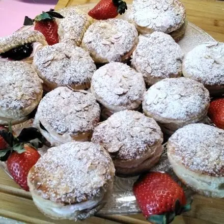 Blätterteigteilchen mit Beerenragout und Creme