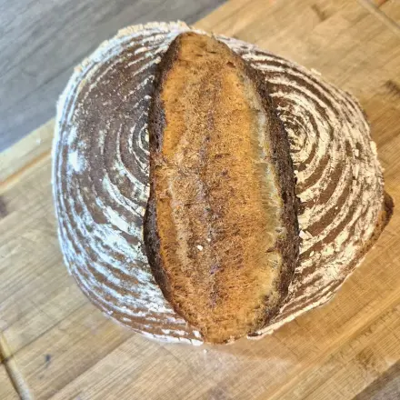 Dinkelbrot mit Mehl Typ 630 auf Pizzastein