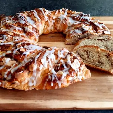 Osterkranz backen aus Hefeteig mit Nussfüllung