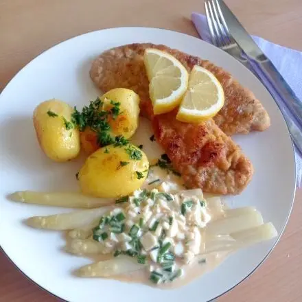 Spargel mit Bozner Sauce und Schnitzel