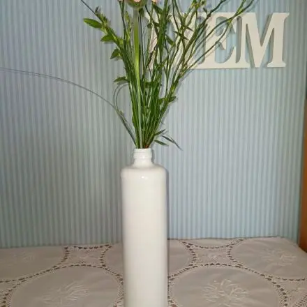 Vase aus alter Steingutflasche: DIY mit Heizkörperlack