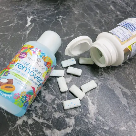 Kaugummi aus den Haaren entfernen mit Nagellackentferner