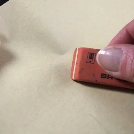 Radiergummi säubern mit Löschpapier