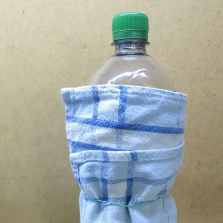Getränke in Flaschen länger kühl halten mit Küchentüchern