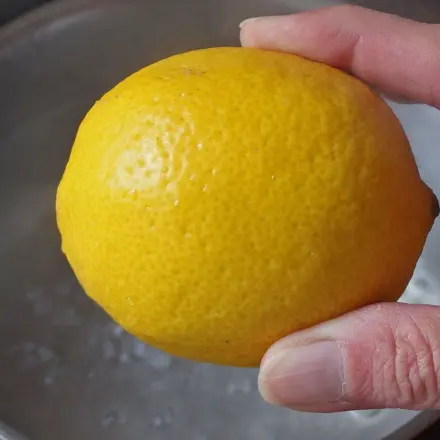 Harte Zitronen weich machen - im kochenden Wasser