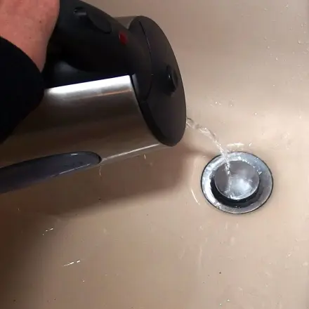 Verstopften Abfluss nur mit Spülmittel und Wasser reinigen