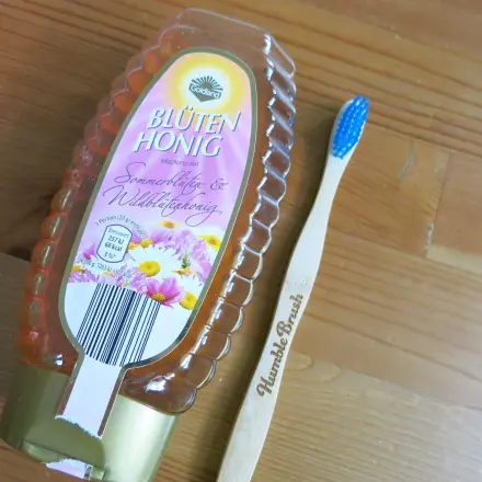 Spröde Lippen - einfach Zahnbürste und Honig benutzen