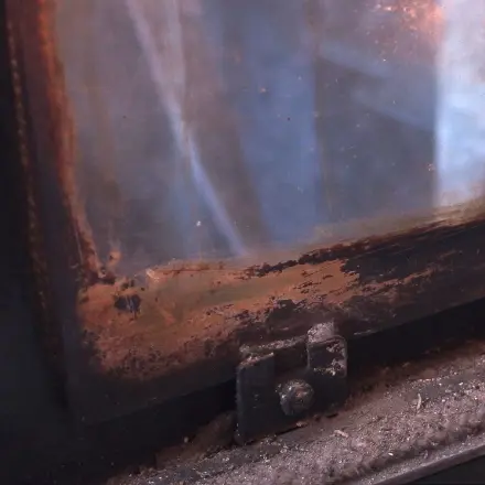 Glasscheibe vom Holzofen reinigen mit Schmutzradierern