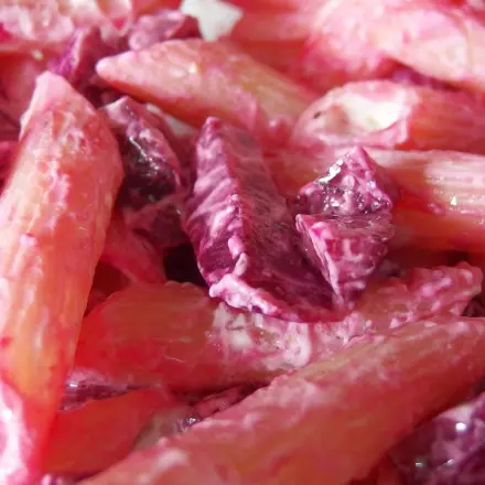 Rosa Nudelsalat