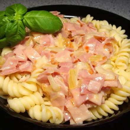 Nudeln mit Schinken-Sahne-Soße
