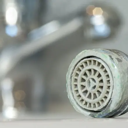 Perlatoren entkalken (Wasserhahn)
