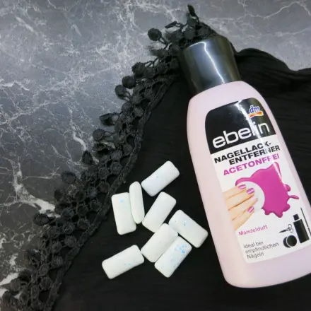 Mit Nagellackentferner gegen Kaugummi