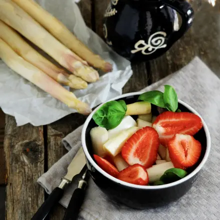 Spargelsalat mit Erdbeeren