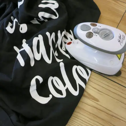 Bügeleisen hat T-Shirt-Aufdruck verschmiert