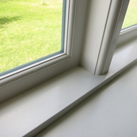 Klebereste vom Insektenschutz am Fenster entfernen