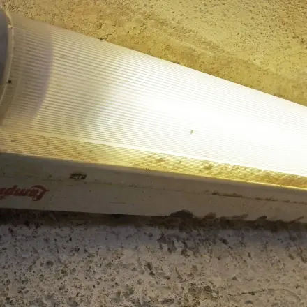 Lebensdauer von Leuchtstoffröhren erhöhen