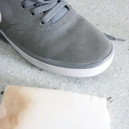 Dunkle Streifen auf hellen Turnschuhen entfernen: Schmutzradierer