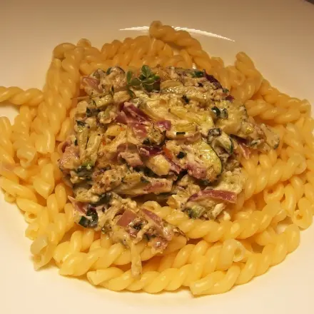 Nudeln mit Zucchini-Soße