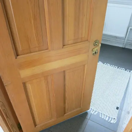 Holztüren mit Bier zum Glänzen bringen