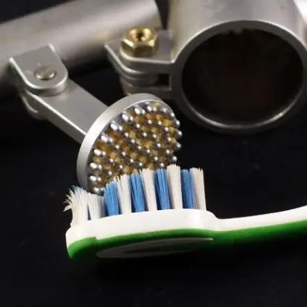 Knoblauchpresse reinigen mit der Zahnbürste