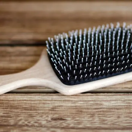 Haarbürsten reinigen mit Shampoo