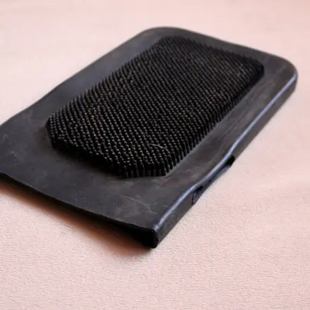 Katzenhaare mit Fellpflegehandschuhen von Möbeln entfernen