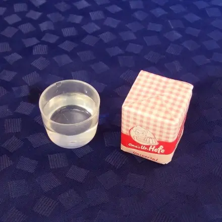 Hefe-/Germmaske gegen böse rote Pickelmännchen