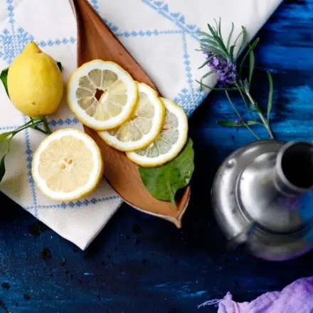 Zitrone gegen Schweißflecken in Sandaletten