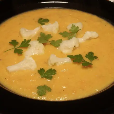 Scharfe Blumenkohlcremesuppe - schnell und einfach
