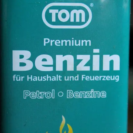 Feuerzeugbenzin gegen Kaugummiflecken an der Hose