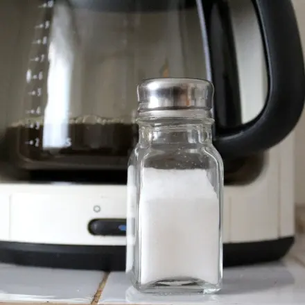 Bitteren Kaffee mit Salz wieder genießbar machen